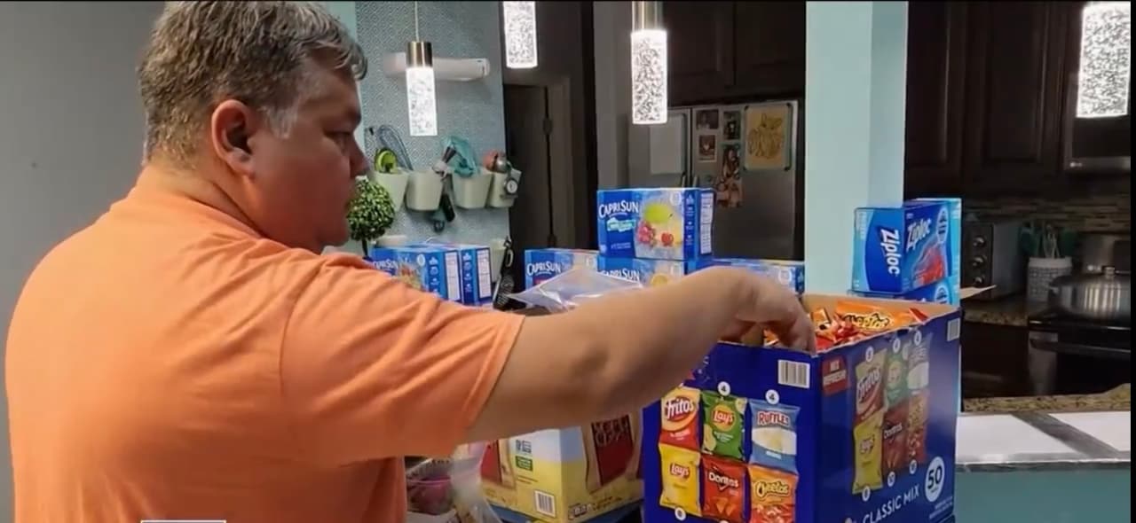 Benavides, veterano del Ejército y ciudadano de Brownsville, 
<a href="https://www.univision.com/temas/texas">Texas,</a> se levanta todos los días muy temprano - desde hace tres años- y se dirige a una bodega para recoger cientos de productos con los que preparará comida que dará del otro lado de la frontera, donde miles de inmigrantes 
<b>ya lo esperan para agradecerle el buen corazón que tiene. </b>
<br>