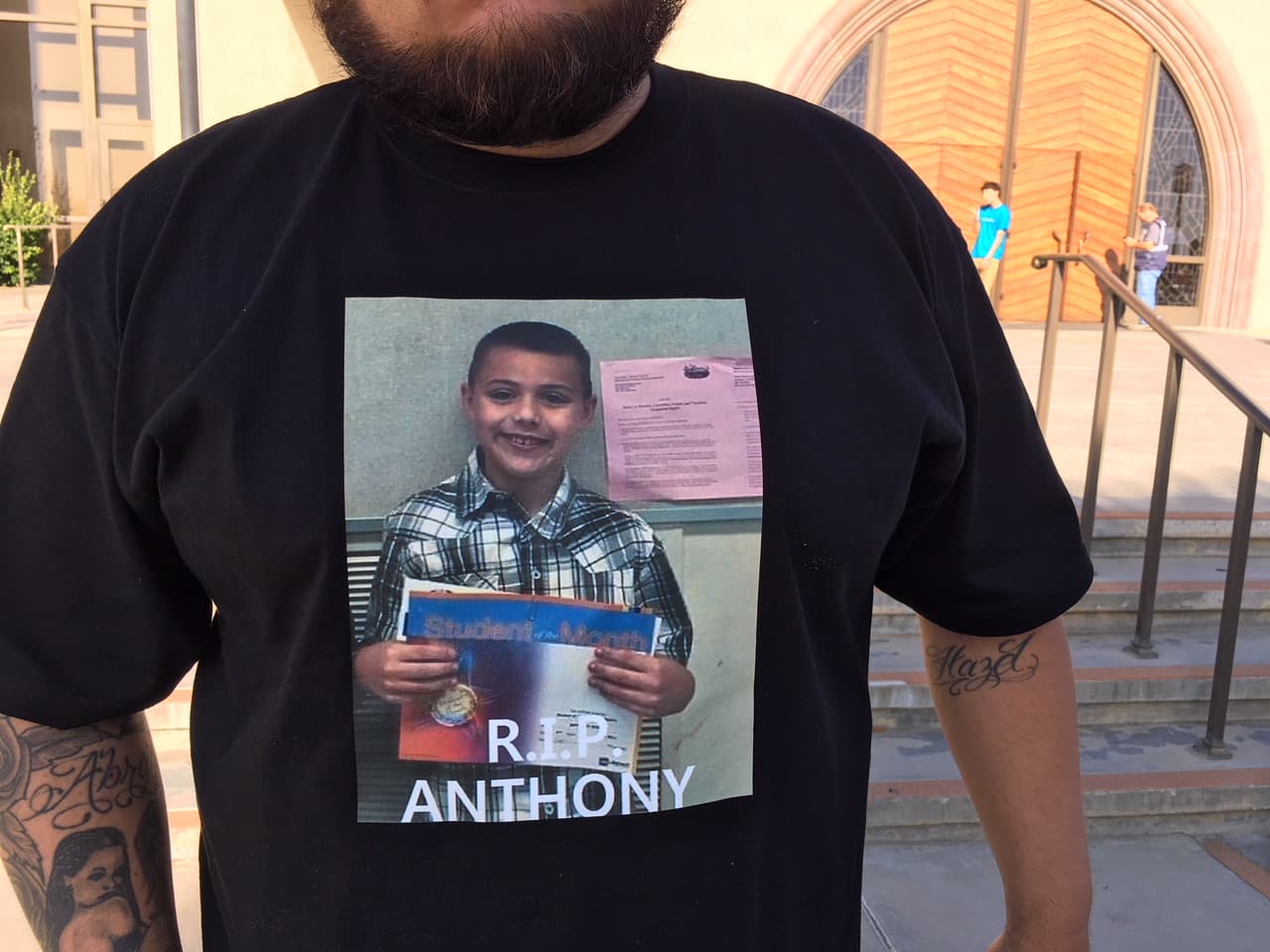 Los que no llevaban trajes de superhéroes vestían playeras con la foto del niño.