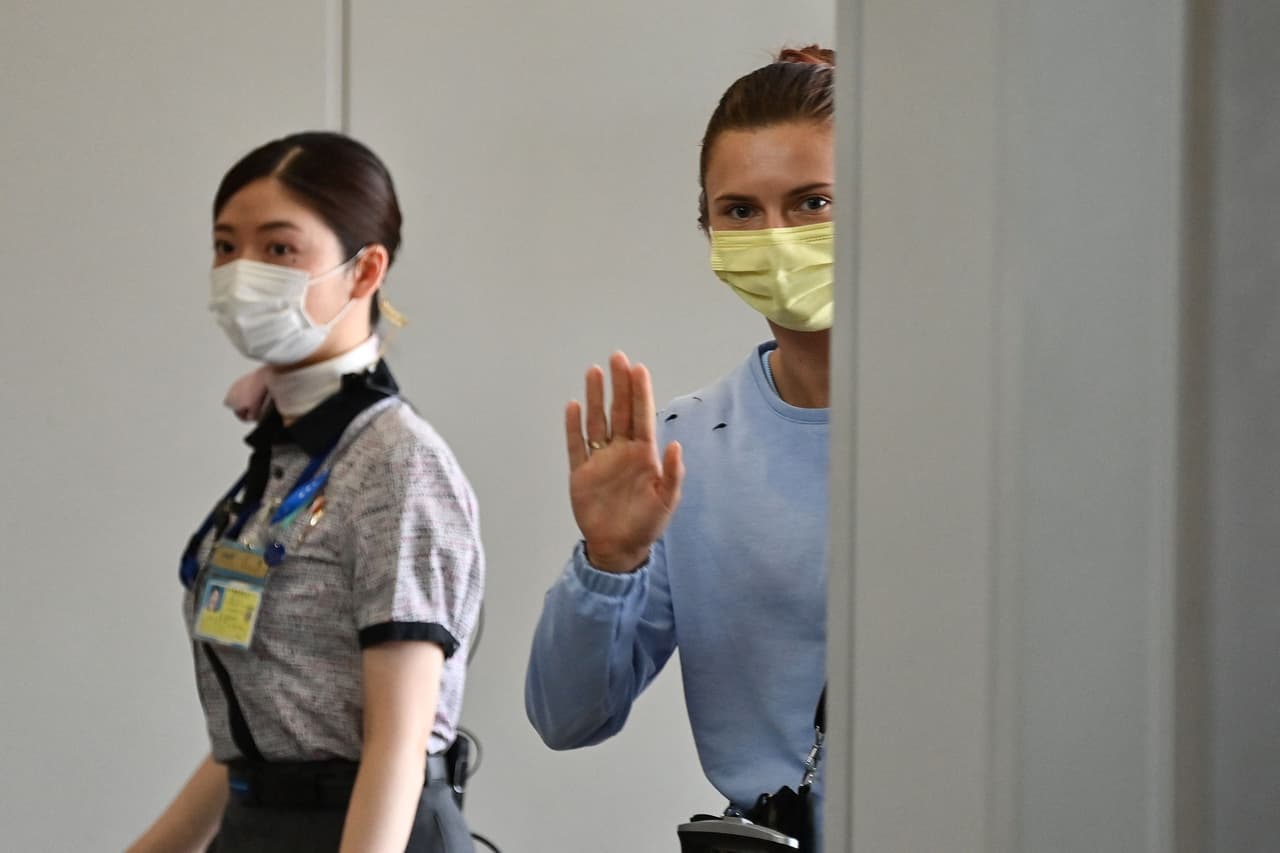 <b>Una atleta criticó a sus entrenadores y decidió no regresar a su país por miedo a represalias</b>
<br>
<br>La corredora bielorrusa Kristina Timanovskaya contradijo a sus entrenadores públicamente al finalizar su participación en Tokio 2021, y horas después fue escoltada por autoridades de su país al aeropuerto japonés. 
<br>
<br>La atleta, que días antes había criticado a autoridades deportivas de su país, se negó a abordar el avión de vuelta a Bielorusia, 
<a href="https://www.npr.org/sections/tokyo-olympics-live-updates/2021/08/04/1024648940/belarusian-athletes-defection-is-no-surprise-to-human-rights-experts,"><u>una nación bajo gobierno de un presidente autoritario</u></a>, y solicitó una visa humanitaria a Polonia. En Varsovia se reencontró con su esposo, 
<a href="https://www.npr.org/sections/tokyo-olympics-live-updates/2021/08/04/1024669177/belarus-olympian-krystina-tsimanovskaya-leaves-tokyo-and-lands-in-austria"><u>también perseguido</u></a> en su país.