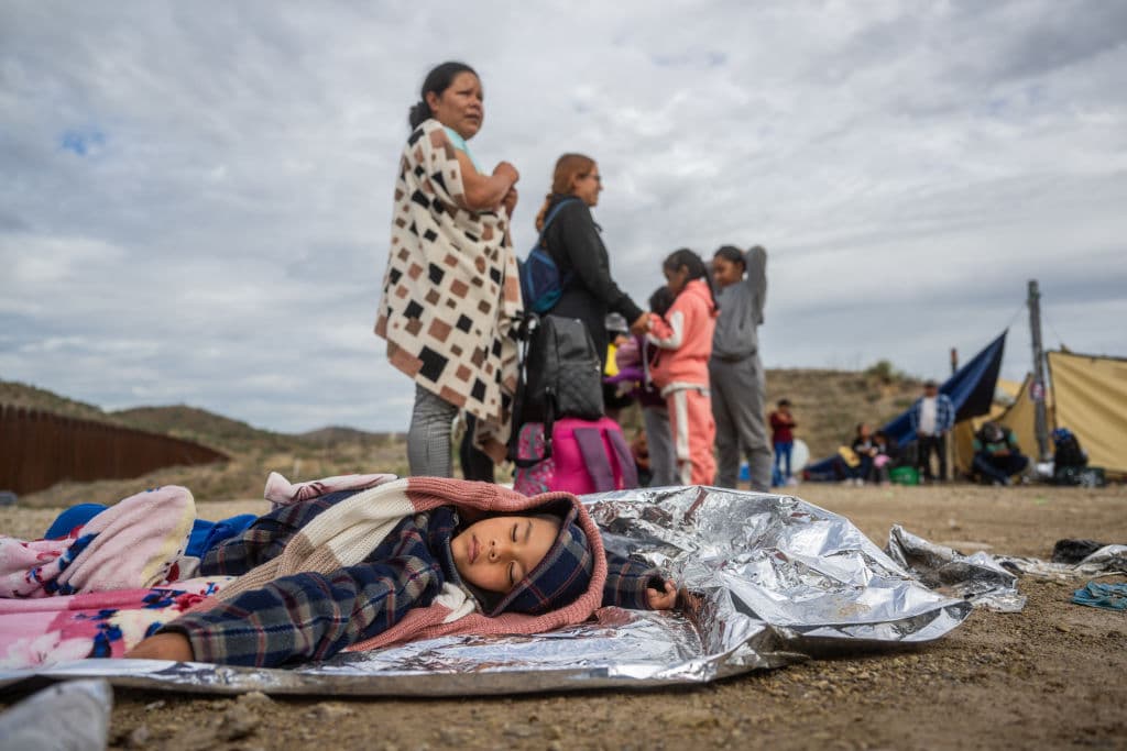 Este niño mexicano de 5 años, Mariano Márquez, duerme en el suelo mientras su familia espera por agentes fronterizos en Ruby, Arizona. Poco después de anunciar una orden ejecutiva para restringir el asilo en la frontera, el presidente 
<a href="https://www.univision.com/noticias/estados-unidos/juez-federal-anulo-parole-in-place-indocumentados-casados-estadounidenses">Joe Biden anunció un plan para dar camino a la ciudadanía a miles de indocumentados casados</a> con ciudadanos estadounidenses o adoptados por ellos. El 
<a href="https://www.univision.com/noticias/estados-unidos/juez-federal-anulo-parole-in-place-indocumentados-casados-estadounidenses">'parole in place'.</a> sin embargo, fue bloqueado en cortes.
