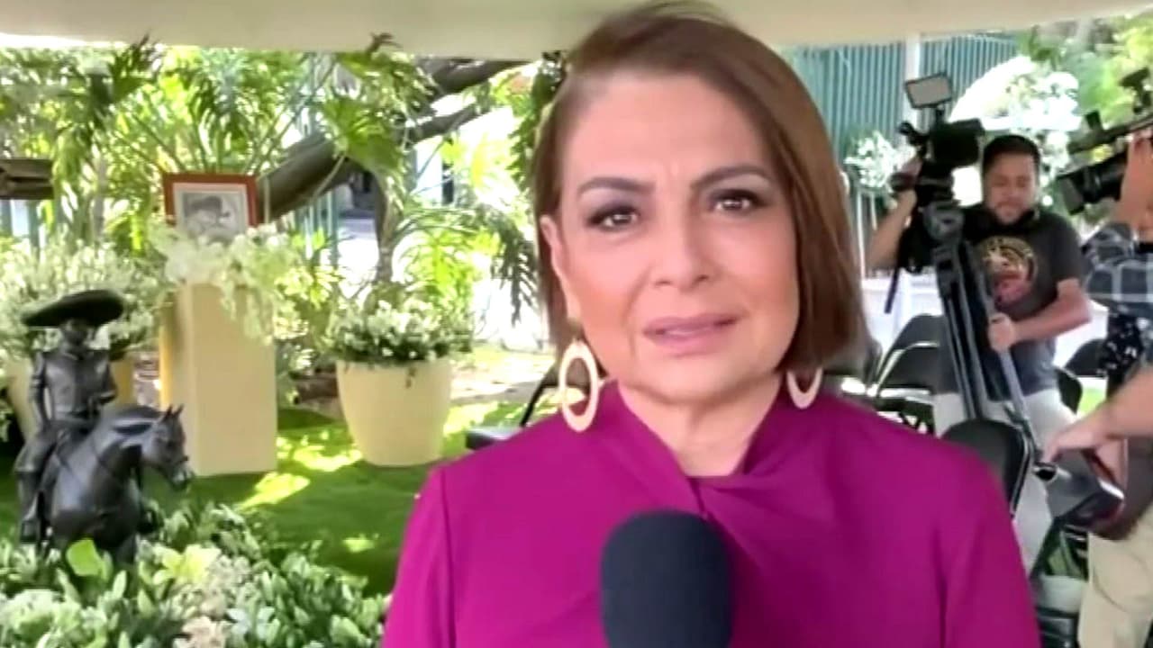 De hecho, las puertas de la propiedad permanecen abiertas para quienes aún deseen 
<b><a href="https://www.univision.com/famosos/vicente-fernandez-fans-podran-visitar-tumba-cantante" target="_blank">pasar a despedir al gran ídolo</a></b> de la música ranchera, según ha dicho a los medios Gerardo Fernández, uno de los tres hijos varones del legendario cantante. 
<br>
