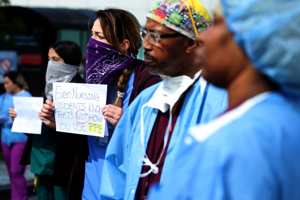 <b>9 DE ABRIL.</b> Newsom anunció descuentos para trabajadores de la salud en hoteles en los que se quedan para proteger a sus familias mientras atienden a pacientes con coronavirus, ya que algunos de ellos se quedan en automóviles. Indicó que el gobierno estableció un inventario de más de 150 hoteles. También anunció beneficios para personas que perdieron el empleo por el coronavirus.