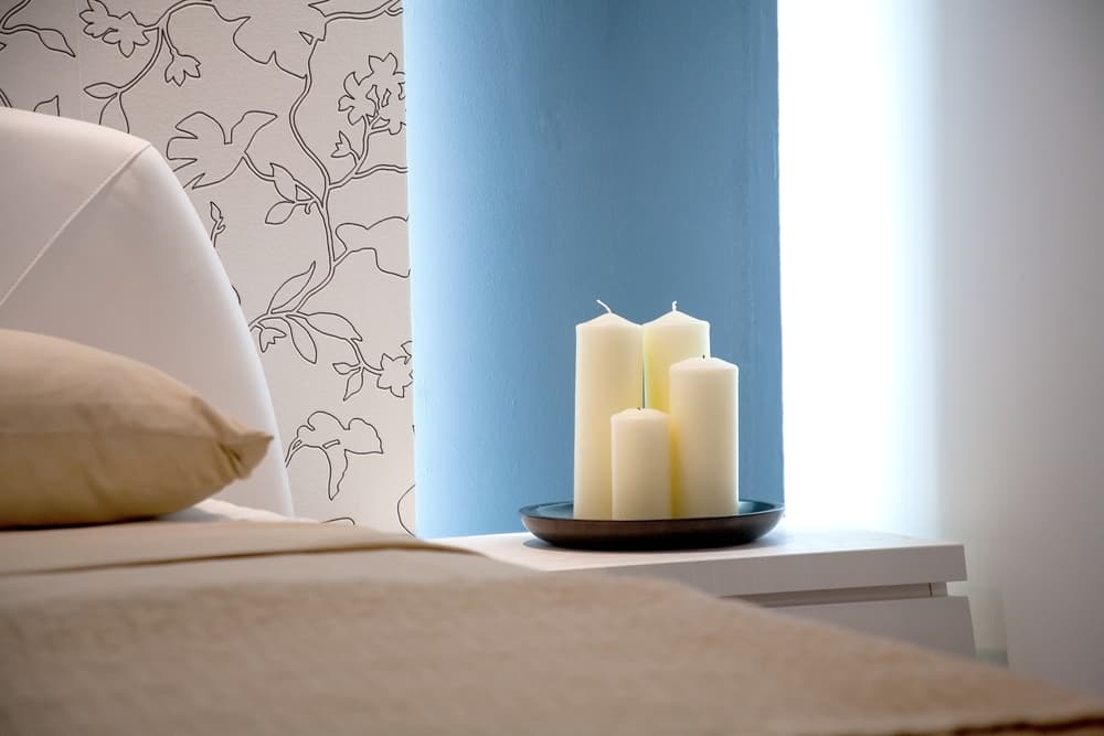 Primero hay que ubicar las siete velas junto a la cama junto a la imagen de la virgen.