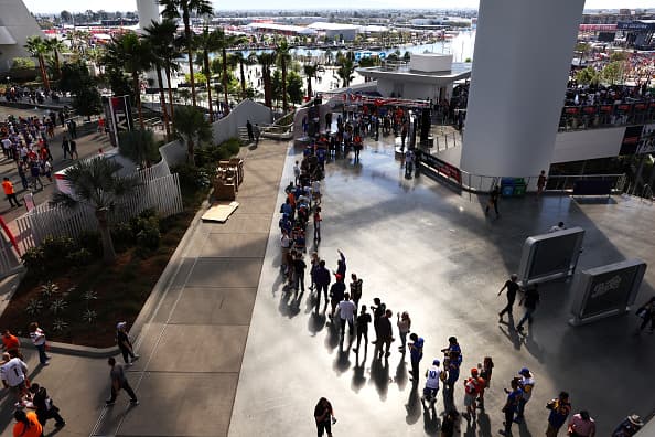 Desde muy temprano, en la ciudad de Inglewood no ha parado el movimiento. Tuvimos reportes de que llegar a las puertas del estadio, llegó a tomar hasta una hora.