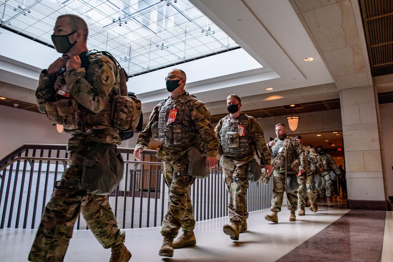 Soldados asignados para garantizar la seguridad del discurso previsto para la noche del miércoles en el Capitolio. La Cámara de Representantes no está en sesión esta semana, por lo que muchos legisladores no están en Washington, ya que han estado trabajando desde casa.
<br>
<br>
