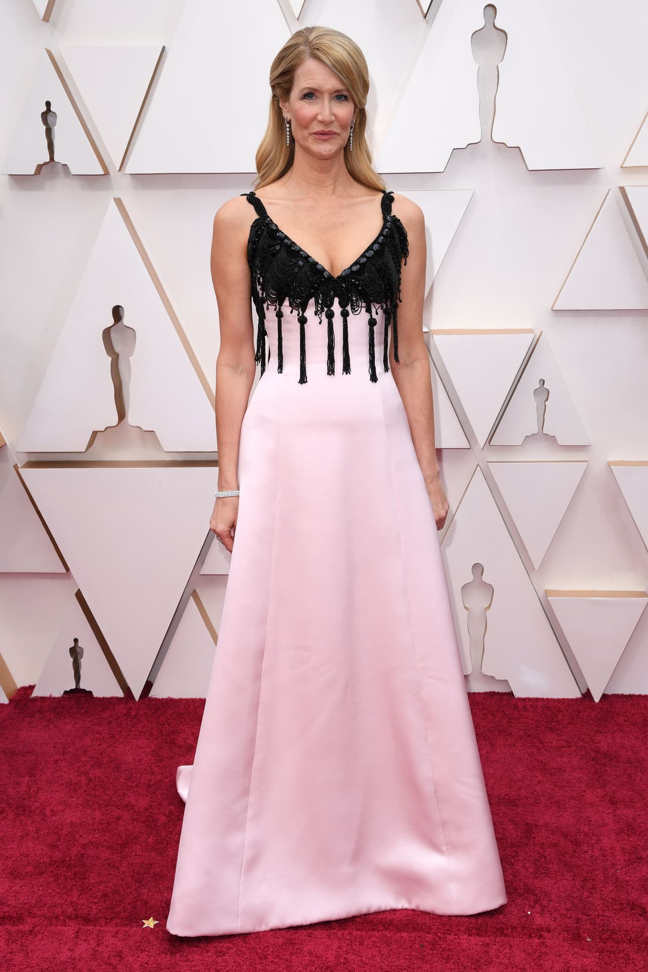 Al igual que su vestido, Laura Dern eligió la línea del italiano Giorgio Armani para el maquillaje que dejó al descubierto su piel y las arrugas que la acompañan. 
<br>
