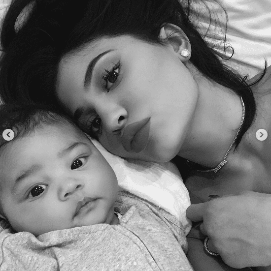 No es la primera vez que Jenner es sigilosa con sus hijos. Ella no anunció su primer embarazo hasta
<b> <a href="https://www.univision.com/famosos/kylie-jenner-stormi-webster-lujoso-dia-de-compras" target="_blank">después de haber dado a luz a Stormi</a></b> en febrero de 2018.
<br>