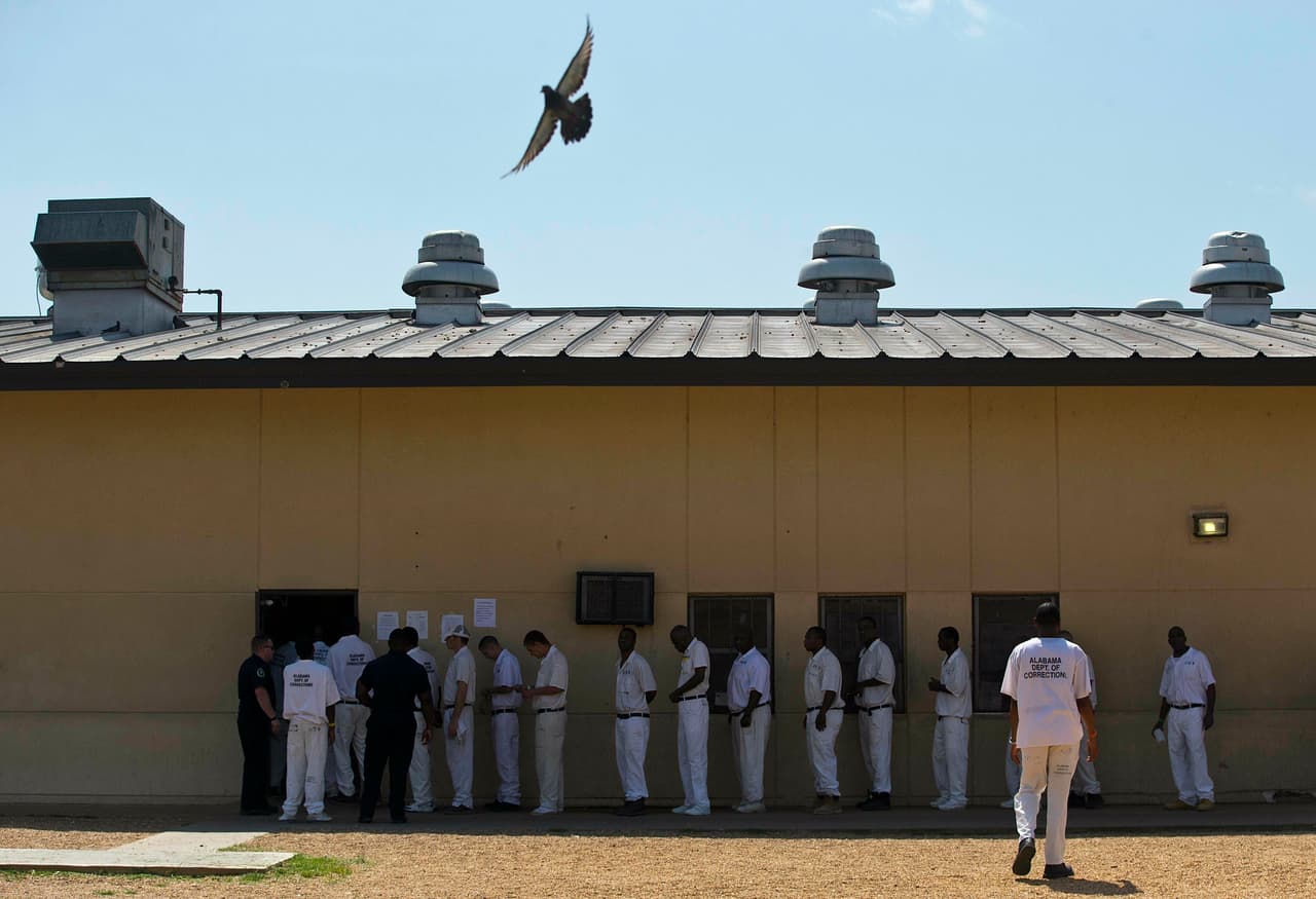 Alabama tiene 49 días para corregir las violaciones o podría enfrentar otra demanda federal, según el Departamento de Justicia. "Nuestra investigación encontró motivos razonables para creer que Alabama no proporciona las condiciones constitucionalmente adecuadas y que los reclusos experimentan daños graves, que pueden traerles la muerte como resultado", dijo Eric Dreiband, asistente del fiscal general y director de la división de derechos civiles del departamento.