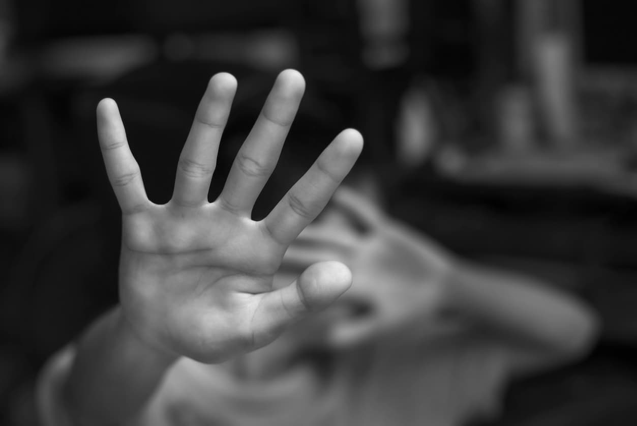 Una secta de Kansas es acusada de abuso infantil tras obligar a menores a trabajar hasta 16 horas sin pago