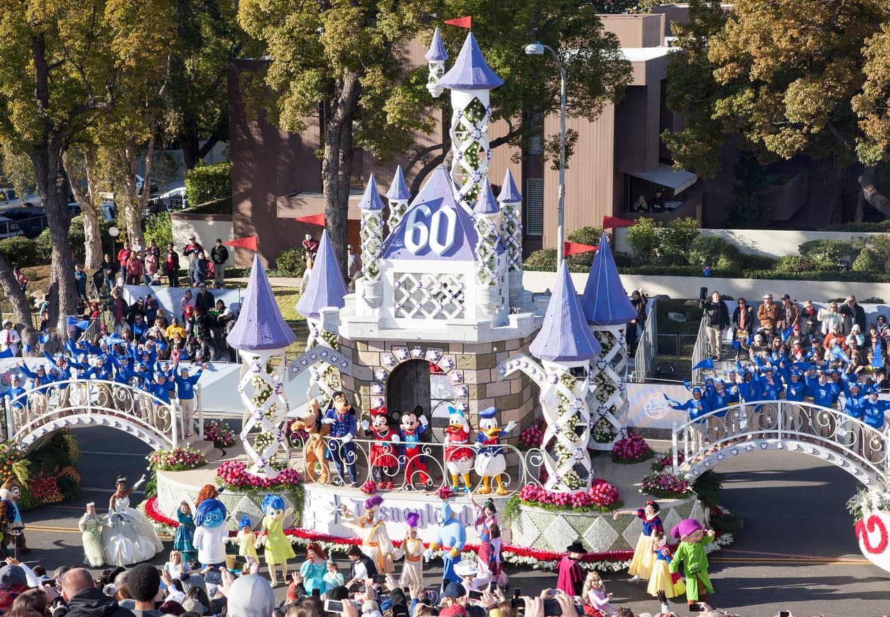 Miles de personas disfrutaron de este tradicional desfile lleno de música y color