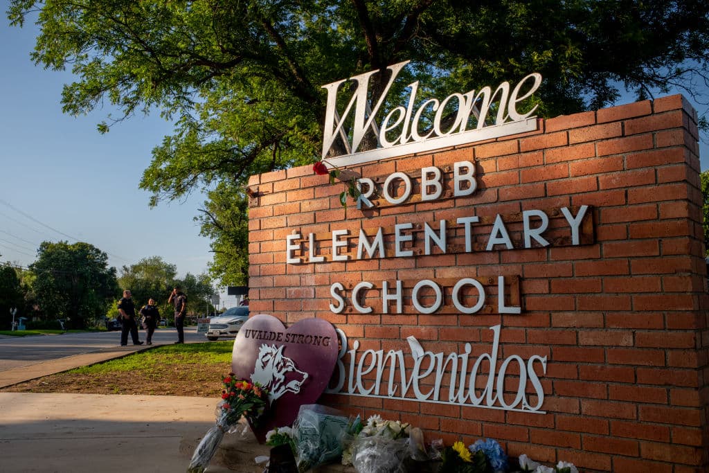 La demanda incluye además al Distrito Escolar de Uvalde, al exjefe de la policía escolar, Peter Arredondo, y a la exdirectora de la escuela Robb, Mandy Gutiérrez.