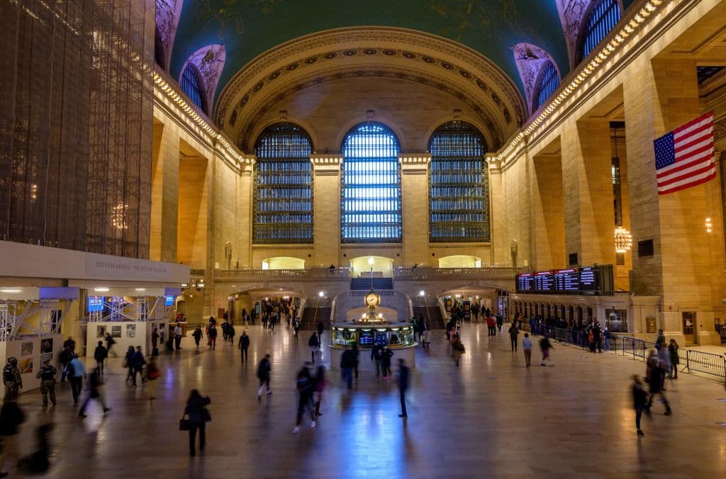 Inaugurada en 193 Grand Central es rica en historia y una maravilla arquitectónica, cuyo fachada sur, está revestida de piedra caliza y fue diseñada siguiendo el modelo de un arco triunfal romano, simbolizando el triunfo del ferrocarril.