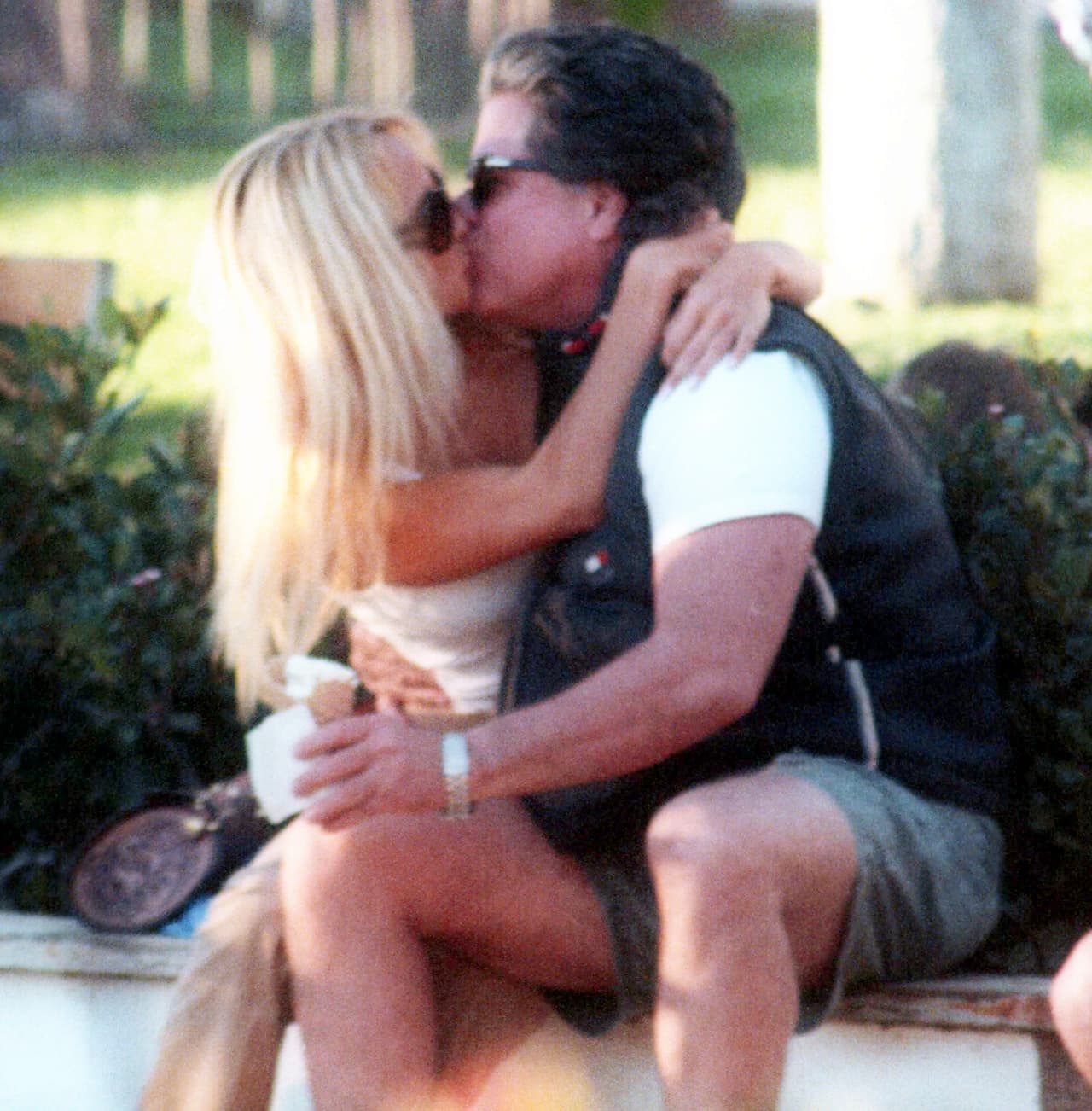 En enero de 2020 se informó que Pamela Anderson se había casado con el productor de cine, Jon Peters. Se separaron 12 días después y más tarde ella señaló que no se trató de una boda real.