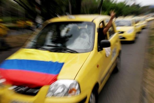 Docenas de taxistas protestaron el 29 de julio de 2015, exigiendo la salida de la aplicación tecnológica Uber en Cali, en Colombia.