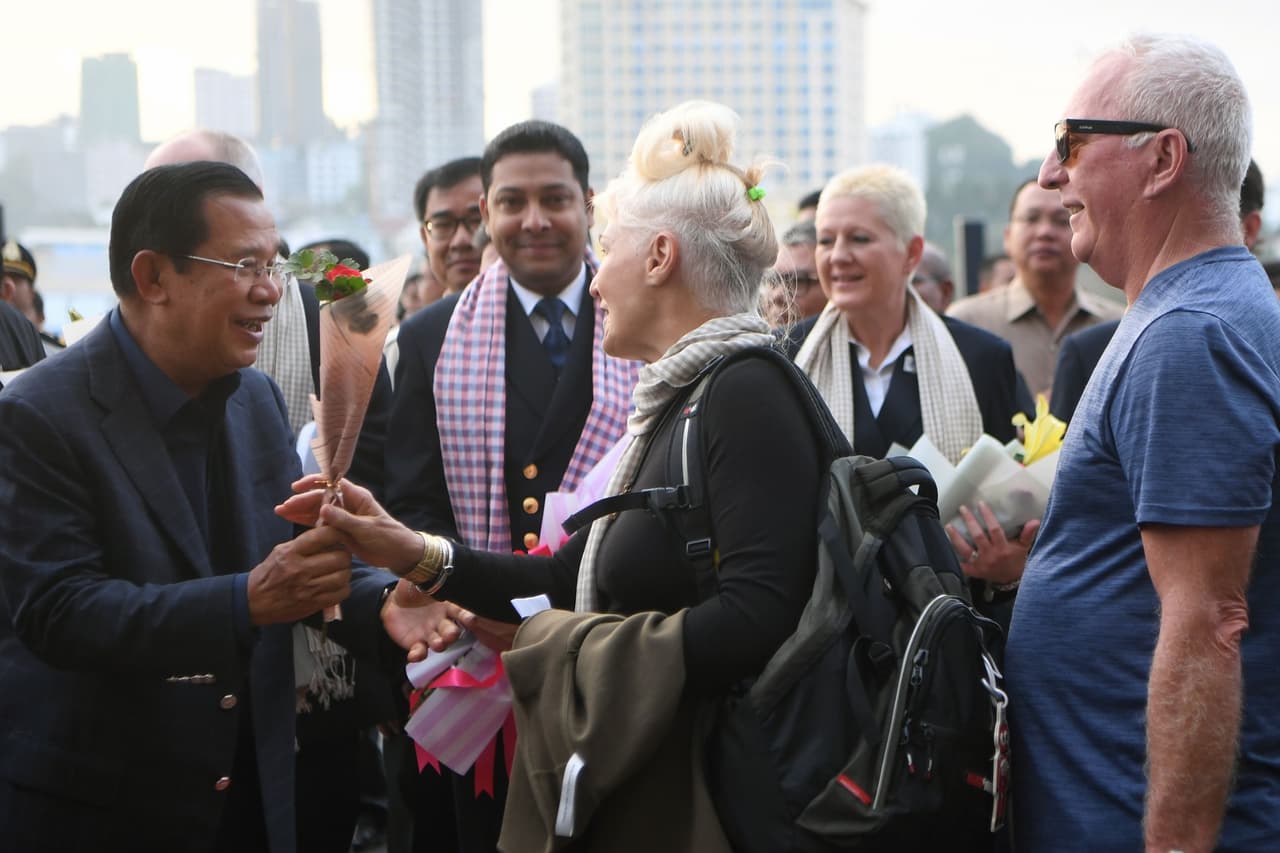 "Camboya hace esto porque presta atención a los derechos humanos (...) respetamos los derechos de las más de 2,000 personas en el barco", dijo el viernes el primer ministro al dar la bienvenida a los turistas.
<br>