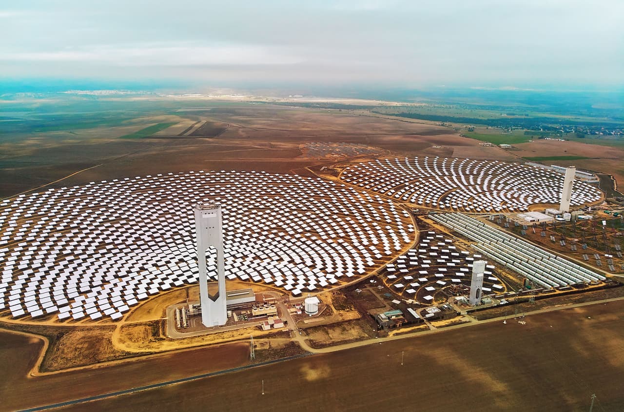 <b>Puesto 10. España</b>
<br>
<br>Total de la producción mundial: 2.0%.
<br>
<br>Capacidad instalada: 14,089 megavatios.
<br>
<br>Vatios por habitante: 186.
<br>
<br>En la fotografía la planta de energía solar concentrada Gemasolar de Sevilla, al sur de España.