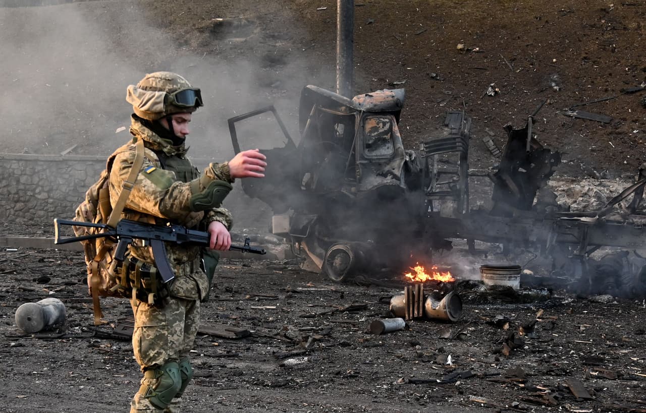 Durante la noche del viernes y la madrugada del sábado han tenido lugar 
<a href="http://uni.vi/iorN103qKfY" target="_blank">combates terrestres en<b> </b>el extrarradio de Kiev</a>. Las fuerzas armadas ucranianas indicaron que se han dado fuertes enfrentamientos hacia el oeste de la ciudad.