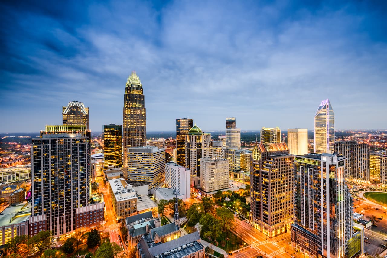 <h3 class="cms-H3-H3">11. Charlotte, Carolina del Norte</h3>
<br>
<br>🏠 
<b>Porcentaje por encima de su valor esperado:</b> 55.3%
<br>
<br>🏠 
<b>Valor promedio de una casa:</b> $372,300
<br>
<br>🏠 
<b>Valor esperado de una casa:</b> $239,804
<br>