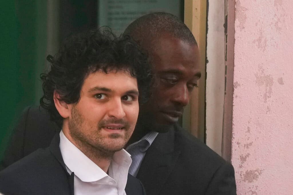 Sam Bankman-Fried, el 'rey de las criptomonedas', no actuó solo: dos de sus socios se declaran culpables del fraude de FTX