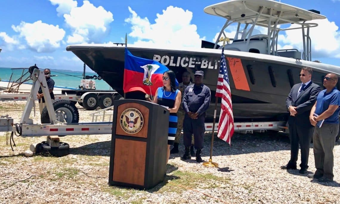 La embajadora de los Estados Unidos Michele Sison visita la base de la Guardia Costera de Haití en Les Cayes para destacar la cooperación entre la Oficina INL del Departamento de Estado y la unidad antinarcóticos (BLTS) de la Policía Nacional de Haití para combatir el narcotráfico marítimo. 25 de abril, 2018.