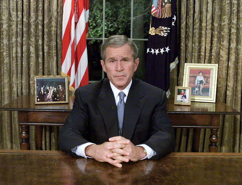 George W. Bush, presidente de los Estados Unidos en 2001, declaró la guerra contra Afganistán, como respuesta al criminal ataque terrorista.