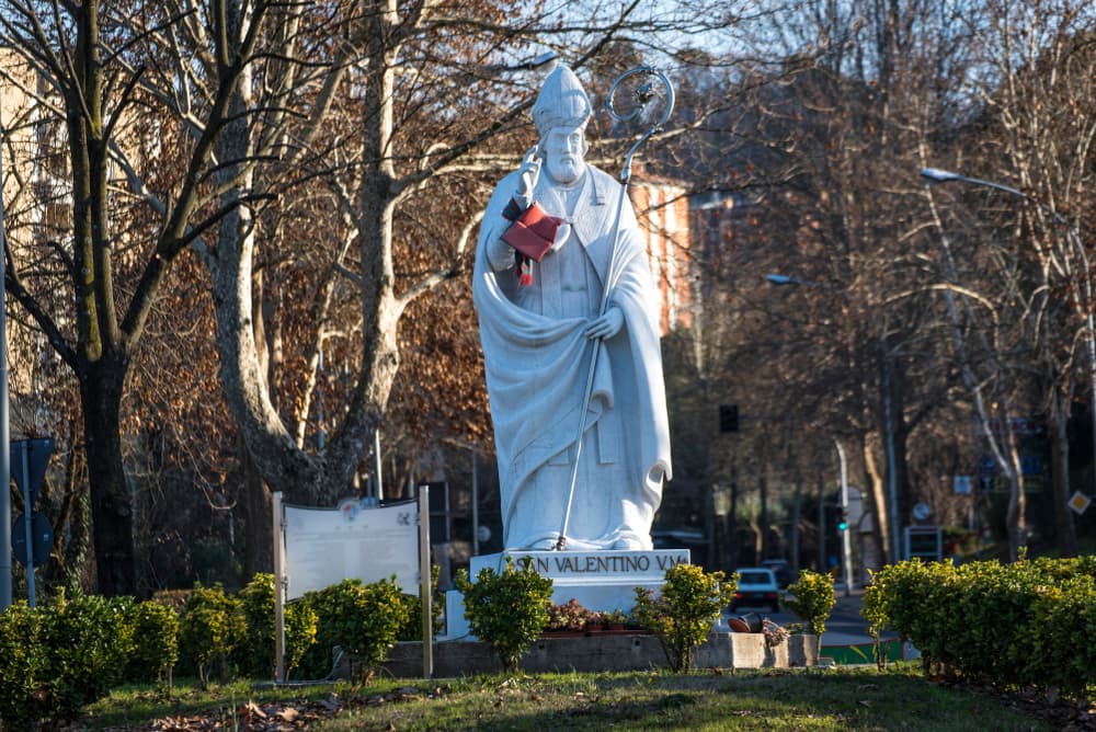 La iglesia católica detestaba las fiestas de Lupercalia, porque se hacían varios rituales en donde se sacrificaban perros y ovejas para que los hombres se bañaran en su sangre y usaban la piel de los animales para formar látigos con los cuales azotaban a las mujeres y así, supuestamente fomentar su fertilidad.