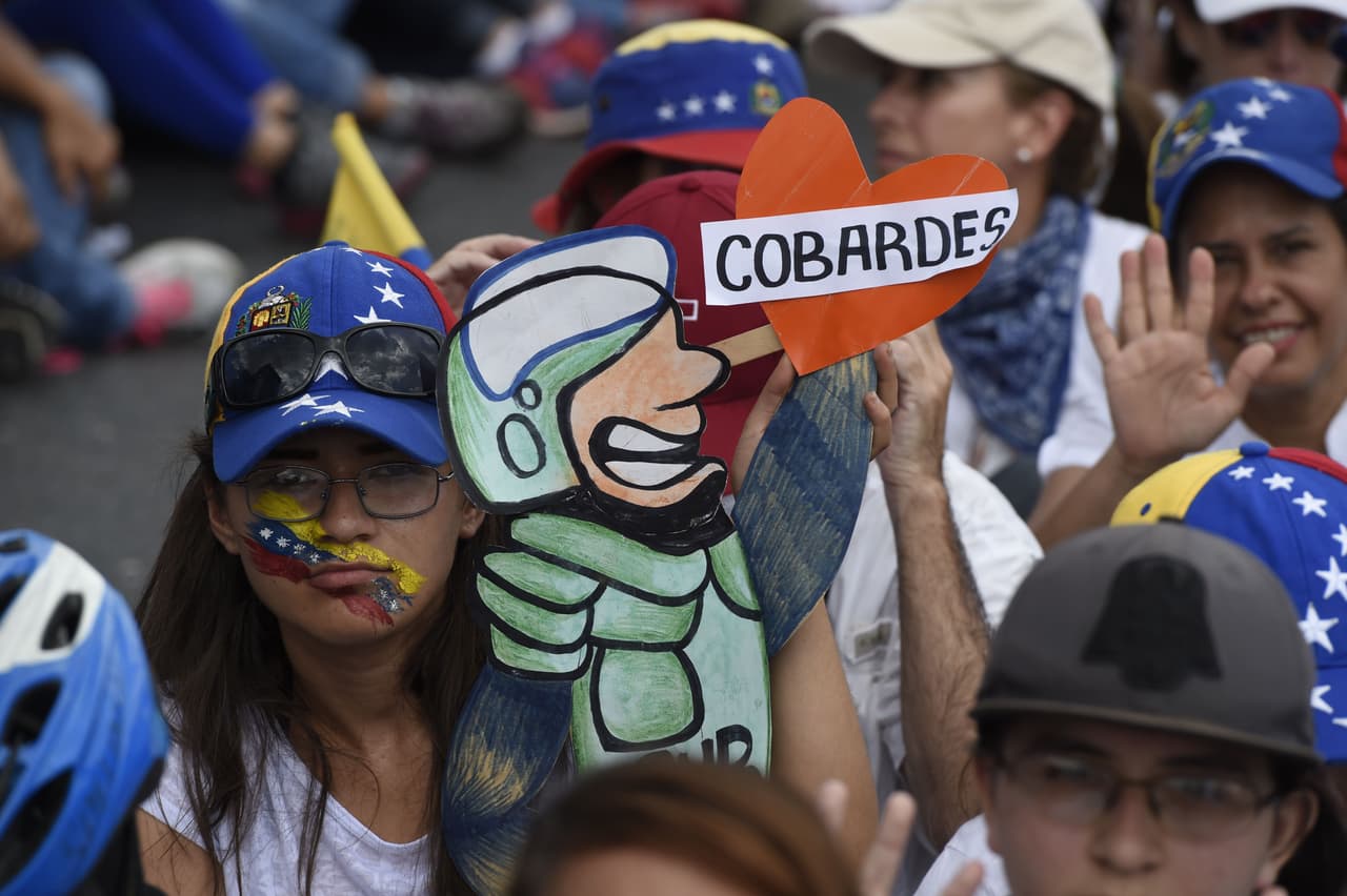"Cobardes", se lee en esta pancarta que acompaña el dibujo de un guardia nacional. La represión ha recrudecido en los últimos días de protestas. Ha habido heridos y muertos por impactos de bombas lacrimógenas, y 
<a href="http://www.univision.com/noticias/protestas/un-muerto-dos-jovenes-quemados-y-uno-bajo-una-tanqueta-militar-recrudece-la-violencia-en-las-protestas-en-venezuela">un manifestante fue arrollado por una tanqueta</a>.