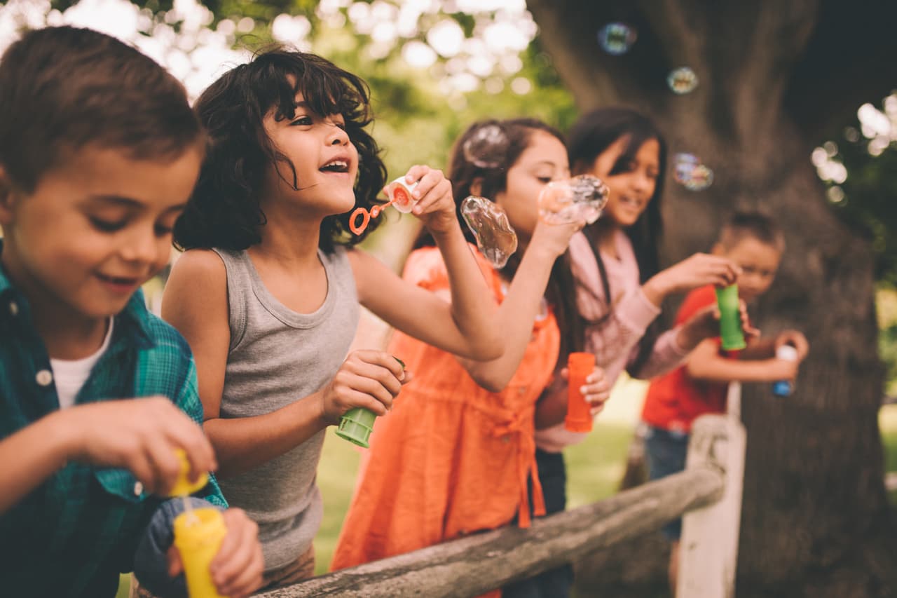 Los pediatras recuerdan que el juego es la herramienta por excelencia para ayudar a los niños a lidiar con el estrés tóxico, construir buenas relaciones con los padres y mejorar las habilidades necesarias para manejarse en el mundo de hoy.