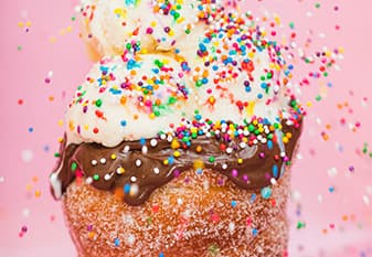 <h3 class="cms-H3-H3"><b>Pasteles de chimenea con helado de vainilla</b></h3>
<br>El cono recién asado queda suave y esponjoso por dentro, caramelizado por fuera. Luego, el cono se rellena con Nutella, se rellena con helado de vainilla y se cubre como si fuera un helado.
