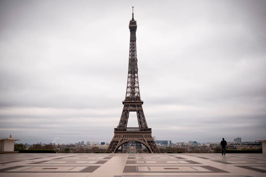 Casi mil millones de personas en todo el mundo pasan el fin de semana confinadas por una pandemia de coronavirus que ya se ha cobrado más de 13,000 vidas. Un hombre camina en la desierta plaza de Trocadero frente a la Torre Eiffel en París. Francia está bajo un estricto cierre nacional que busca detener la propagación de la infección de covid-19. 
<br>
<br>
<br>