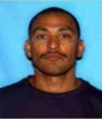<h3 class="cms-H3-H3">César Villarreal </h3>
<br>
<br>Este reconocido miembro de una pandilla apuntó con un arma a dos hombres dentro de una tienda, 
<b>sin importar que estaba con sus dos hijas pequeñas. </b>A pesar de que estos lograron huir, Villarreal los persiguió en su camioneta y les disparó, asesinando a uno de ellos el 21 de mayo de 2010 en Los Ángeles, California.
<br>
<br>La agencia 
<b>cree que el fugitivo pueda estar con su pareja, Obdulia Medina</b> y con sus hijas de ahora 21 y 16 años, en México. 
<br>
<br>
<br>
<br> 
<br>