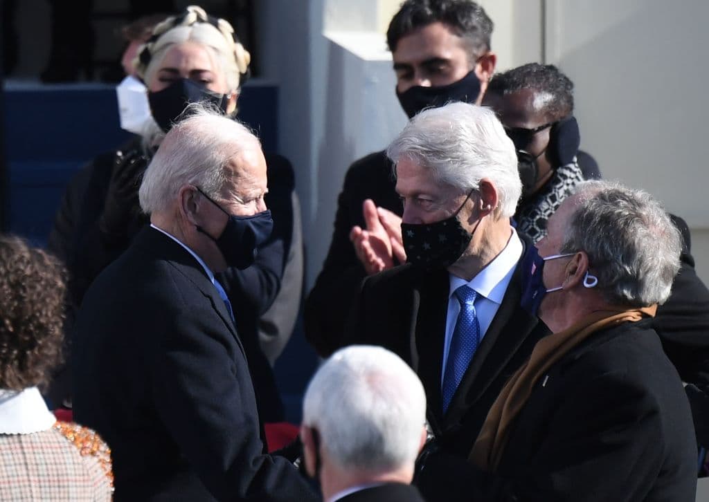 También estuvieron presentes Bill Clinton, su esposa Hillary y George Bush.