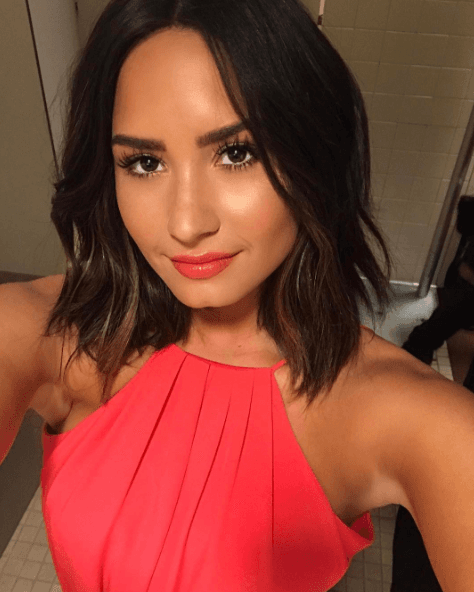 El 10 de octubre de 2011, Demi Lovato utilizó las redes sociales para decir que había visto a un ovni en California.