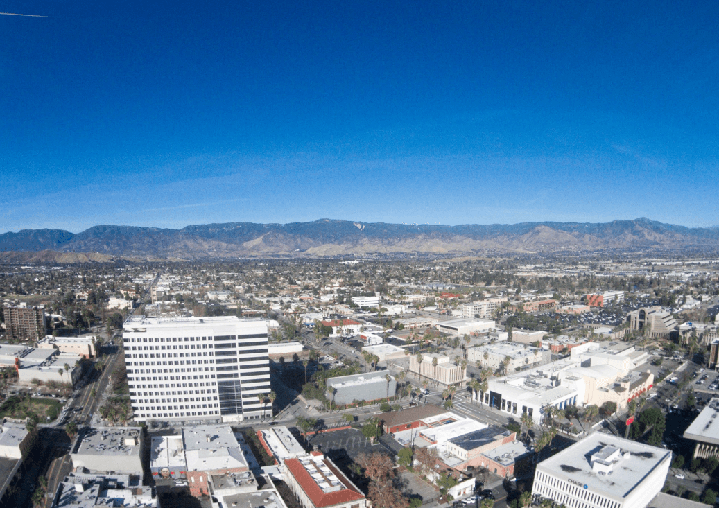 En el condado de
<b> San Bernadino</b>, el precio promedio de una casa 
<b>en venta es de $399,000</b>. Esto significa que para adquirir una vivienda se necesitan al menos 
<b>$72,800 de salario y el pago mensual sería de $1,820 dólares.</b>