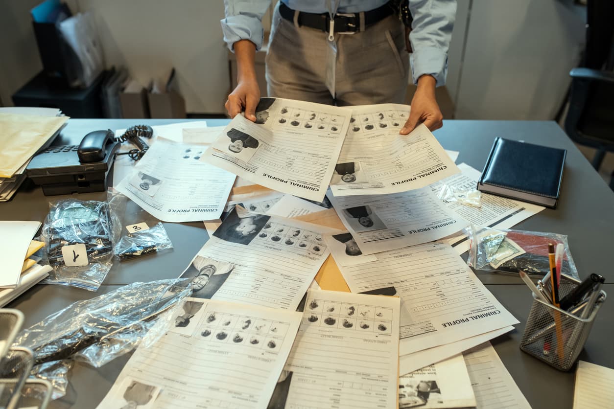 La agencia comenzó la averiguación contra el imputado tras detectar material digital de imágenes explícitas de los abusos sexuales que sufría la víctima, explicó en un comunicado la Dirección del Cibercrimen de la Policía Federal Argentina. 
<br>