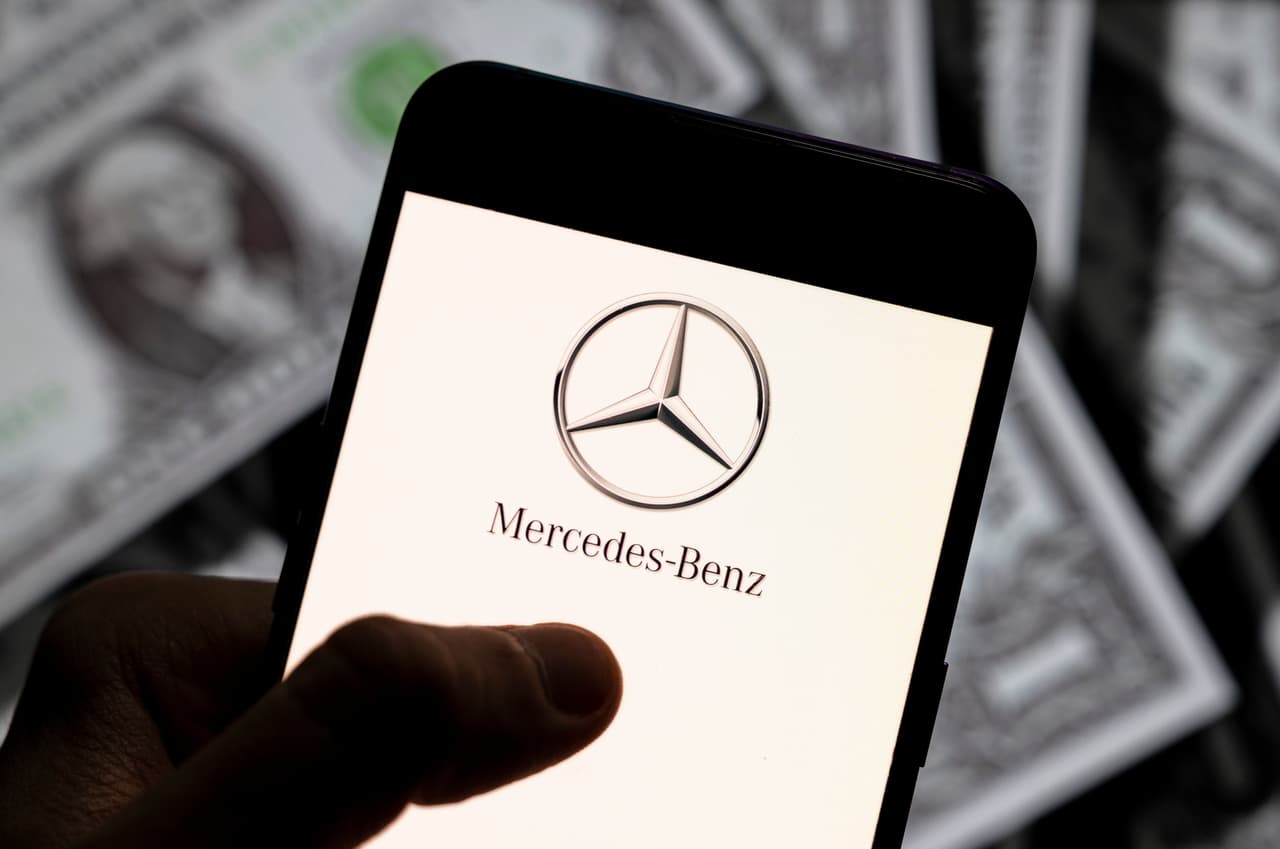 <b>Puesto 13. Mercedes-Benz</b>
<br>
<br>Valor de la marca en 2021: 58,200 millones de dólares.
<br>
<br>Cambio en el valor de la marca de 2020 a 2021: -10.5% (-6,800 millones de dólares).
<br>
<br>Sector: automotriz.
<br>
<br>País: Alemania.
<br>
<br>Esta marca de autos de lujo es la más valiosa de Europa, con un valor de 58,200 millones de dólares. Al igual que muchos otros fabricantes de automóviles, Mercedes-Benz tuvo problemas en 2020. Las restricciones de viaje por la pandemia hicieron mella en la demanda de vehículos en todo el mundo.