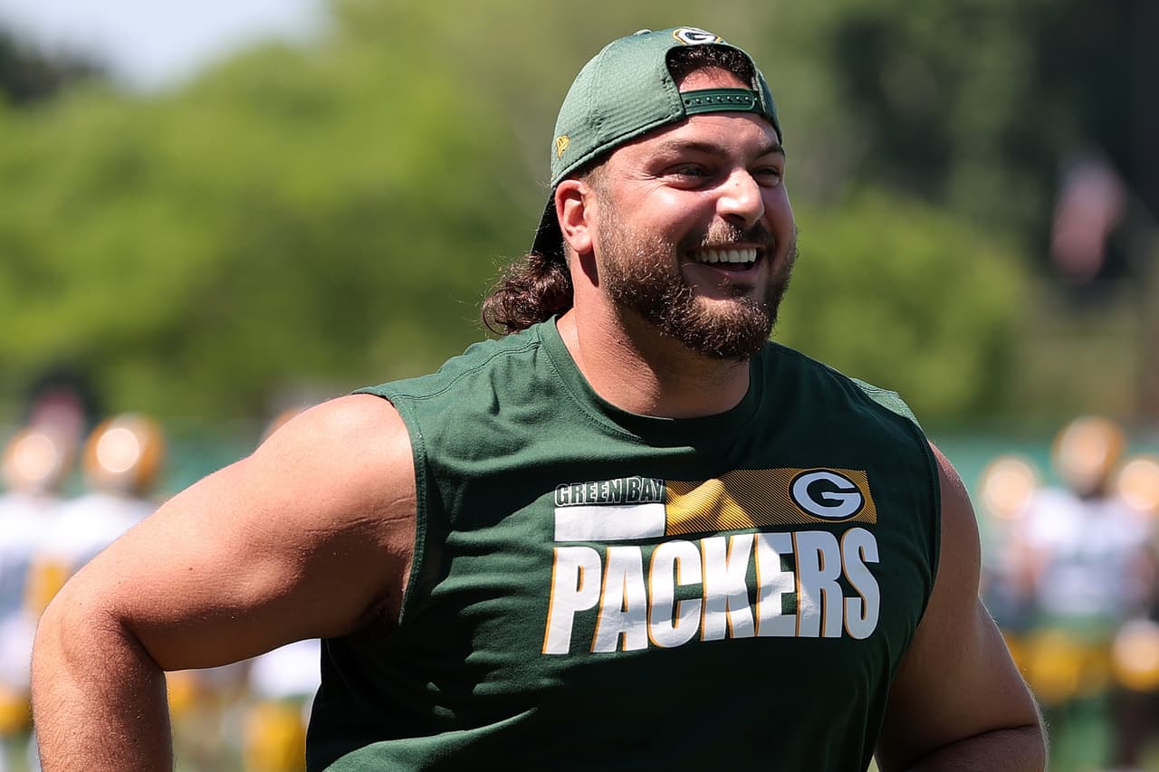 <b>Puesto 17. David Bakhtiari (fútbol americano)</b>
<br>
<br>Ganancias totales: 48.5 millones de dólares.
<br>
<br>Ganancias en el deporte: 48 millones de dólares.
<br>
<br>Ganancias en patrocinios: 500,000 dólares.
<br>
<br>Un poco más de 1,000 millones de dólares provienen de acuerdos de patrocinio y otras ganancias fuera de la competencia. Es la mayor cantidad histórica para los 50 deportistas más pagados.
<br>