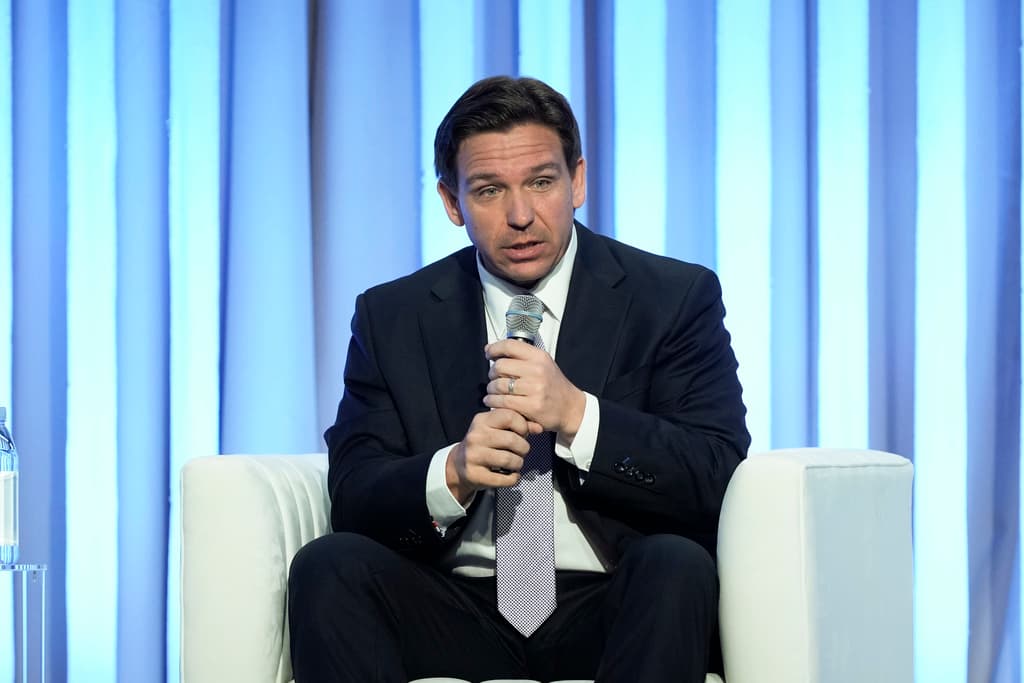 DeSantis en aprietos: por qué su campaña enfrenta críticas y una fuerte caída en las encuestas a un mes de su lanzamiento