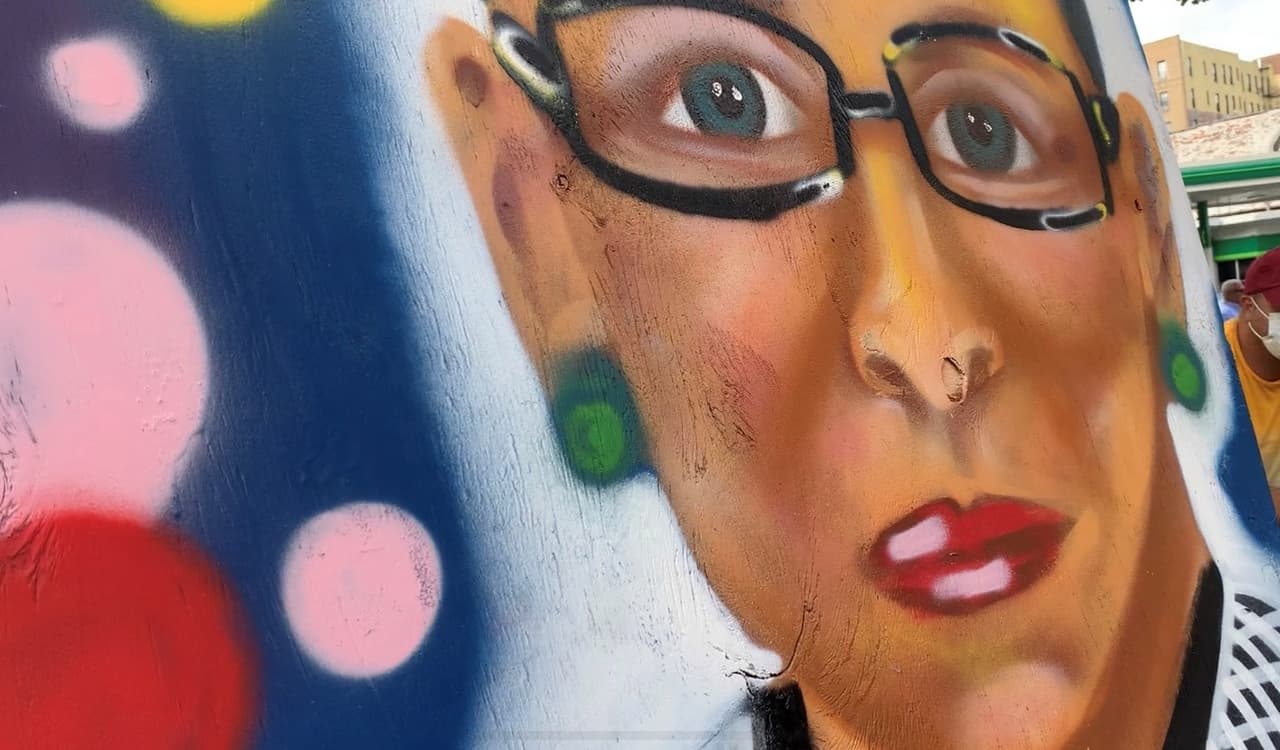 Dedican obra de arte en honor a Ruth Bader Ginsburg en el corazón de Inwood 