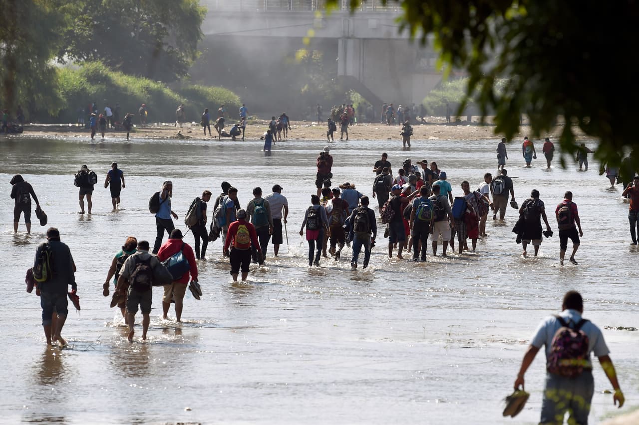 Ante la negativa del Gobierno mexicano de dejarlos ingresar formalmente y seguir hacia el norte, a principios de semana 
<a href="https://www.univision.com/noticias/america-latina/en-fotos-migrantes-centroamericanos-se-enfrentan-a-policia-mexicana-en-intento-por-llegar-a-eeuu-fotos">centenares de viajantes cruzaron irregularmente el río Suchiate</a>, el límite natural que separa a Guatemala de México.