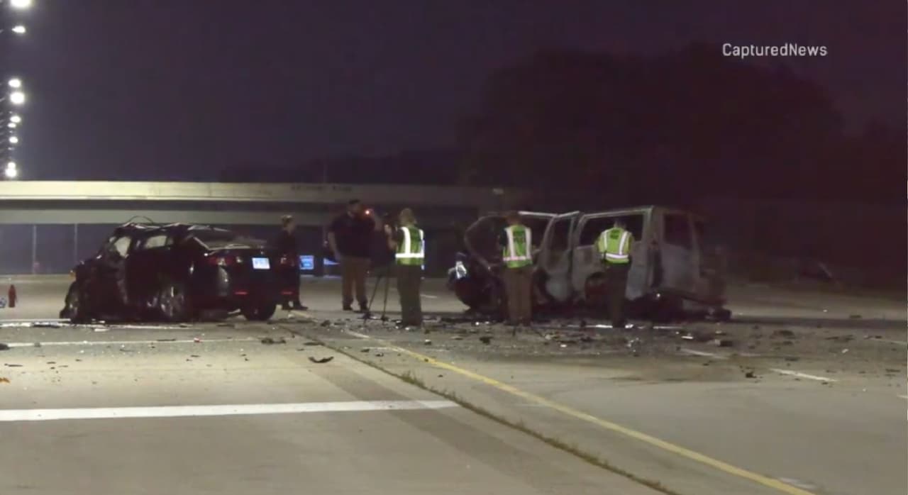 Según los reportes de la
<b> policía estatal, un vehículo era manejado en sentido </b>contrario en la carretera I-90 hacia el oeste cuando chocó de frente contra la otra unidad alrededor de las 2:11 de la madrugada del domingo 31 de julio.
<br>