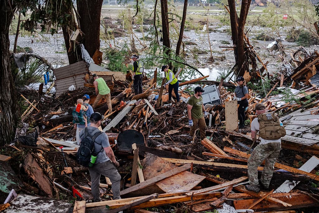 ¿Por qué los organizadores del Camp Mystic permanecieron a orillas del río Guadalupe? En estos momentos, las autoridades se enfocan en la búsqueda de 
<b><a href="https://www.univision.com/local/san-antonio-kwex/silvana-garza-valdez-narra-como-sobrevivio-a-inundacion-campamento-tras-el-desbordamiento-del-rio-guadalupe-kerr-texas" target="_blank">sobrevivientes</a></b> y no en la adjudicación de responsabilidad.