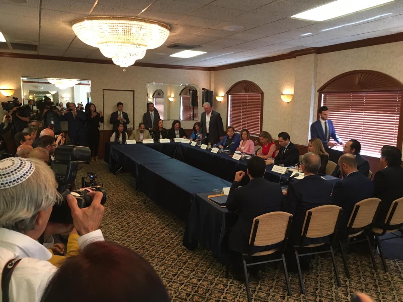 Junto al embajador de Venezuela, Carlos Veccio, y líderes de la comunidad venezolana en el sur de Florida, discutieron la crisis por la que atraviesa el país bolivariano. “Venezuela es un gran país y Maduro se tiene que ir”, dijo Pelosi. 
<br>