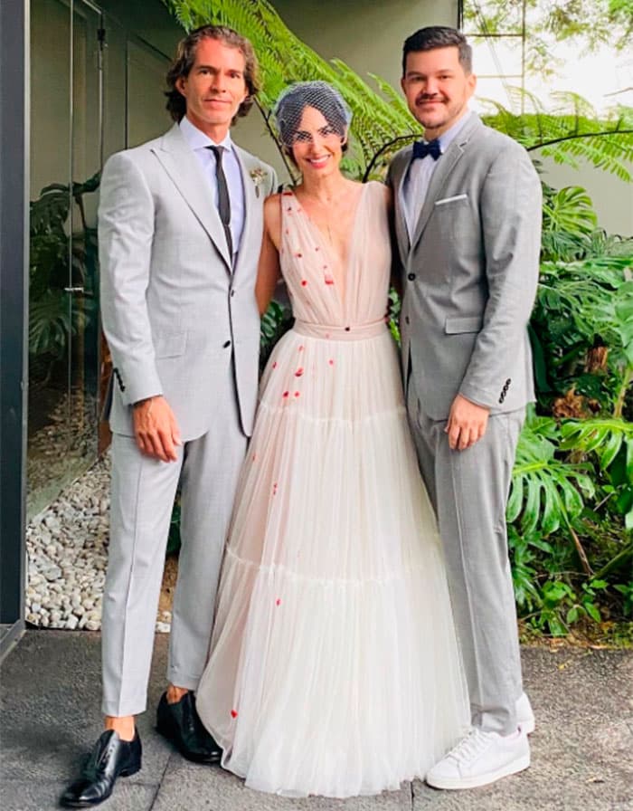 Luego de hacer público su matrimonio, uno de sus amigos compartió una serie de 
<b>imágenes del enlace matrimonial</b>. En una de ellas vemos el look que llevaron los novios en este día especial.