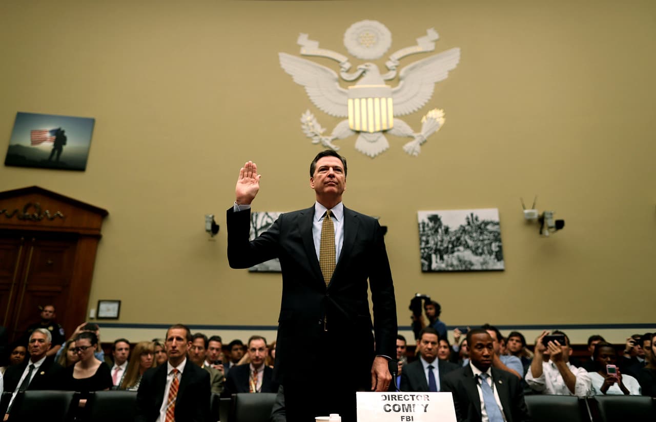 <b>El director del FBI defiende a Clinton.</b> Los congresistas republicanos 
<b><a href="http://www.univision.com/noticias/elecciones-2016/el-director-del-fbi-defiende-durante-casi-cinco-horas-su-decision-sobre-los-emails-de-clinton">interrogaron severamente a James Comey</a></b> después su recomendación de no imputar a la entonces virtual nominada demócrata por manejar información secreta en su correo privado, aunque admitiera que la candidata fue "negligente". Esto daría por concluido el tema de los emails. Donald Trump criticó al FBI y al sistema de justicia durante toda la campaña. 7 de julio de 2016.