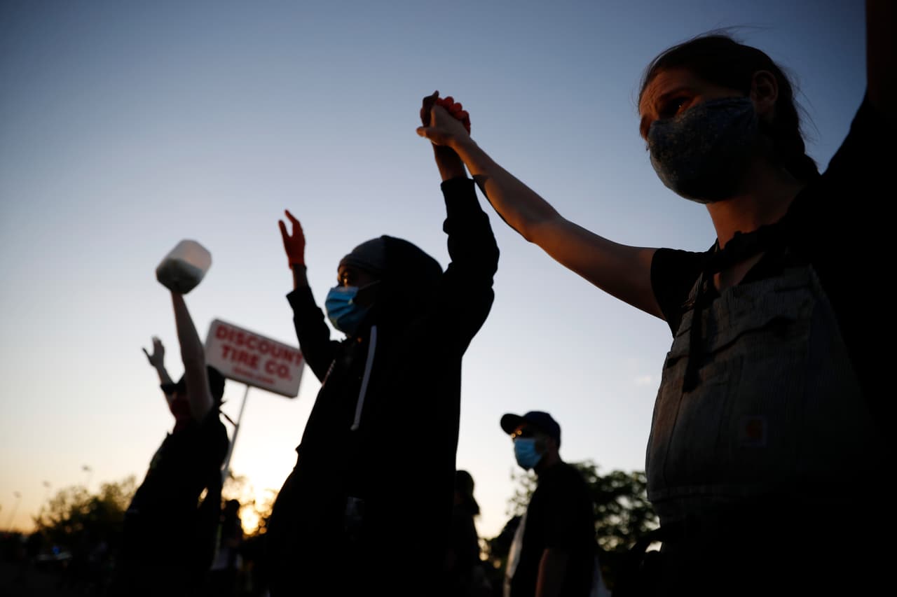 Lejos de los sitios donde emergieron brotes violentos, la tercera jornada de protestas en Minneapolis fue pacífica en otras zonas de la ciudad.