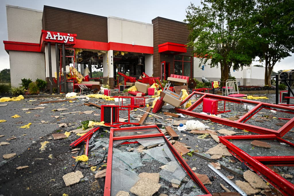 Un tornado asociado al 
<b><a href="https://www.univision.com/local/north-carolina-wuvc/estas-son-las-zonas-con-mas-riesgo-de-inundarse-en-carolina-del-norte-por-la-tormenta-debby-video" target="_blank">paso de la tormenta tropical Debby</a> </b>por 
<b>Carolina del Sur</b> destruyó el restaurante de comida rápida Arby's de 
<b>Moncks Corner,</b> un pueblo al noroeste de Charleston.