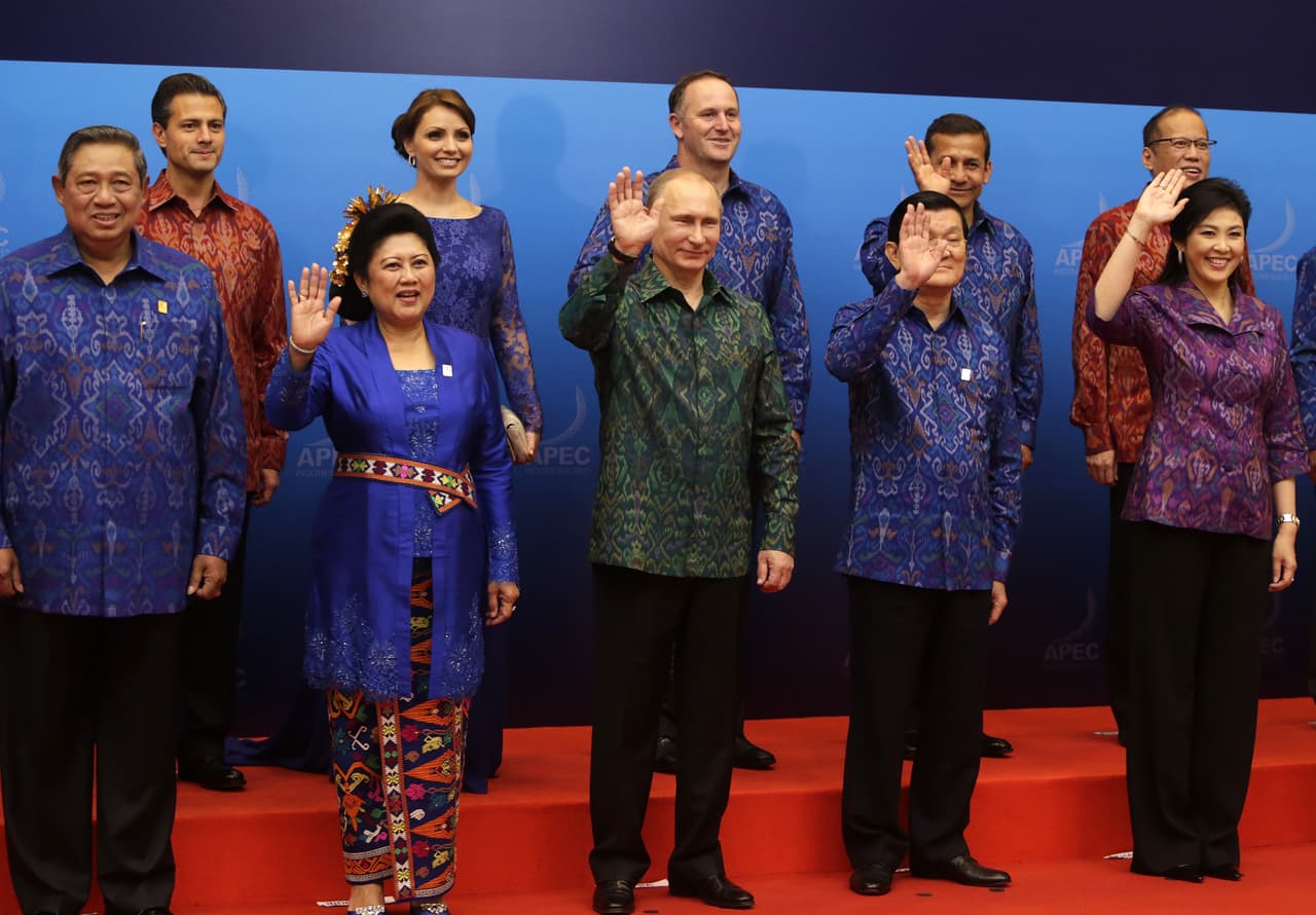 Aquí en Bali, Indonesia, en la cumbre de 2013 se ve, entre otros líderes, a 
<b>Vladimir Putin. </b>Detrás a la iquierda, el presidente de México 
<b>Enrique Peña Nieto</b> junto a la primera dama Angélica Rivera y también el epresidente de Perú, Ollanta Humala (cuarto desde la izquierda). Con los años la 'foto de las camisetas tontas' se fue tornando en una tradición divertida y esperada.