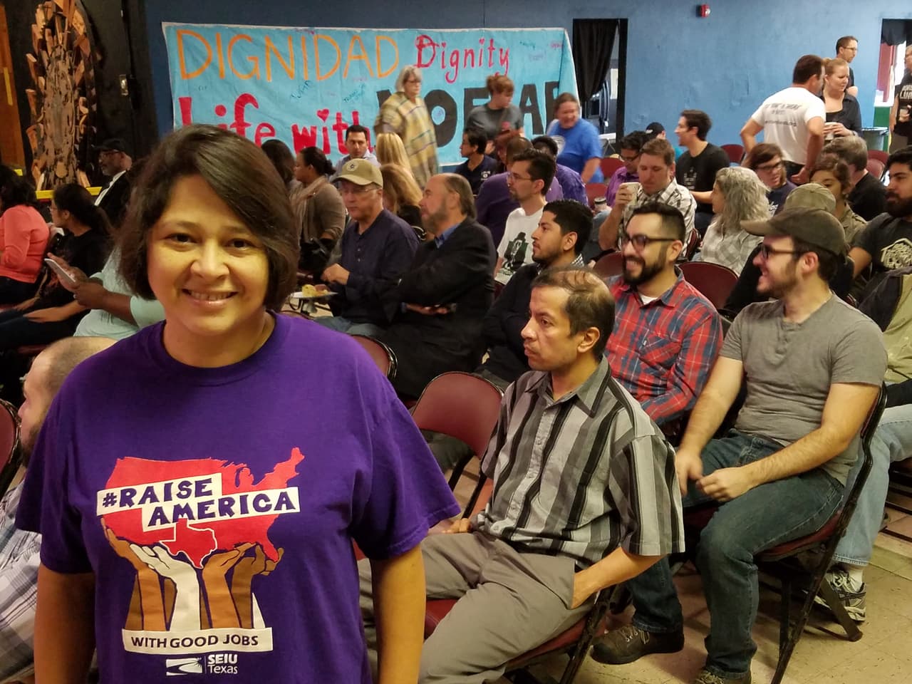 <b>Houston, Texas</b>."Estoy aquí apoyando a nuestra comunidad diversa y a jóvenes con DACA porque no permitiremos que nuestras familias y amigos sufran por culpa de el presidente electo. La comunidad de Houston es fuerte y al unirnos mas seremos mas fuertes y resistiremos cualquier ataque porque Houston es nuestro hogar y estamos aquí para quedarnos, dijo a Univisión Aracely Caceres, trabajadora de limpieza y miembro del Service Employees International Union.