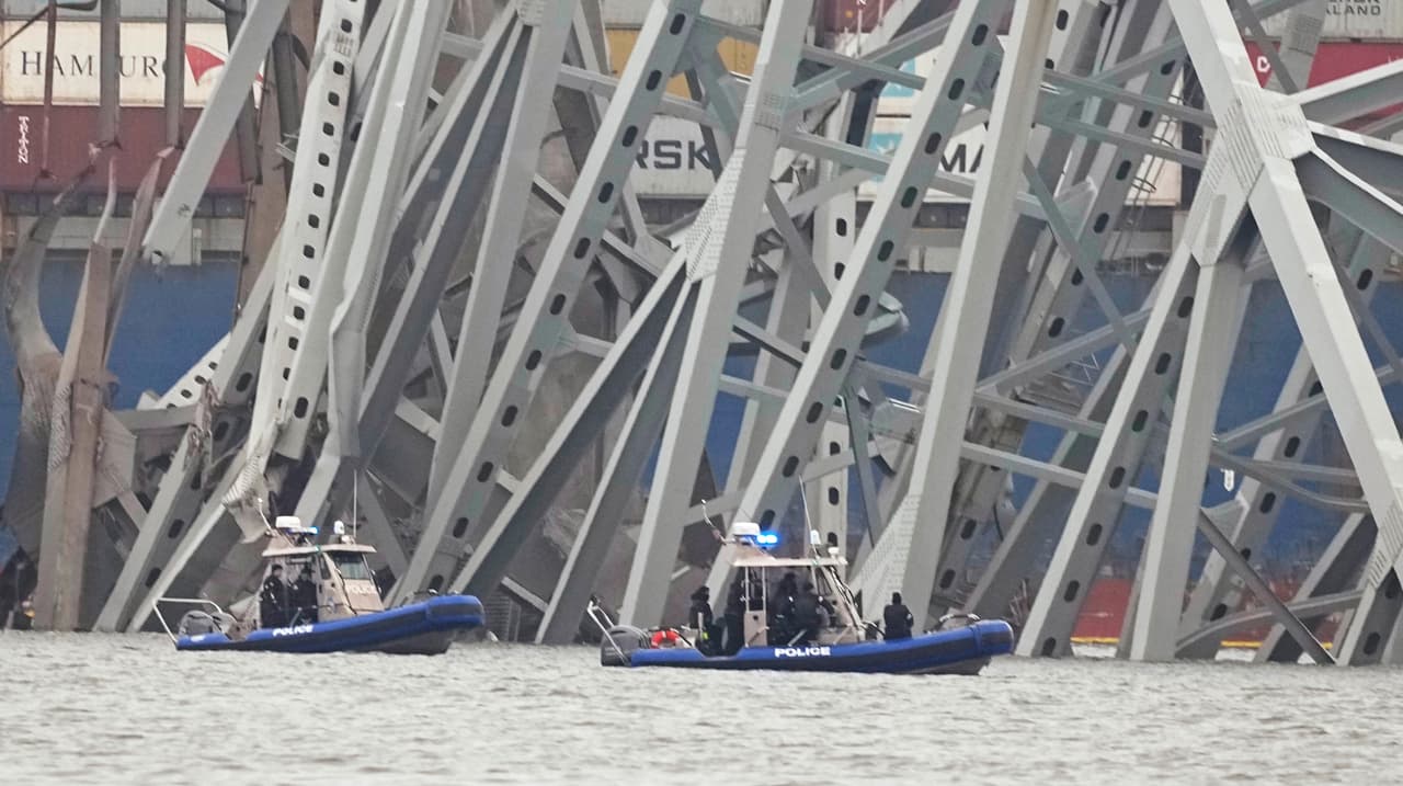Las autoridades informaron que los cuerpos de las otras cuatro personas habrían quedado cubiertos por pedazos de estructura y concreto, lo que dificultaba todavía más su rescate.